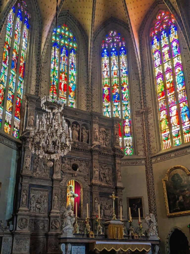 サン・ジャン大聖堂の内部（ステンドグラス）