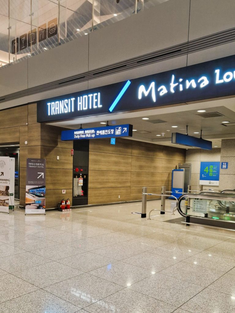 ホテルに行くためのエスカレーター入口