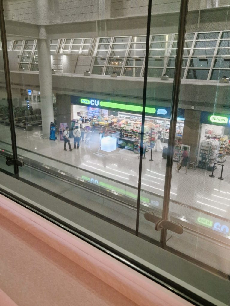 ホテルの前にあるコンビニ