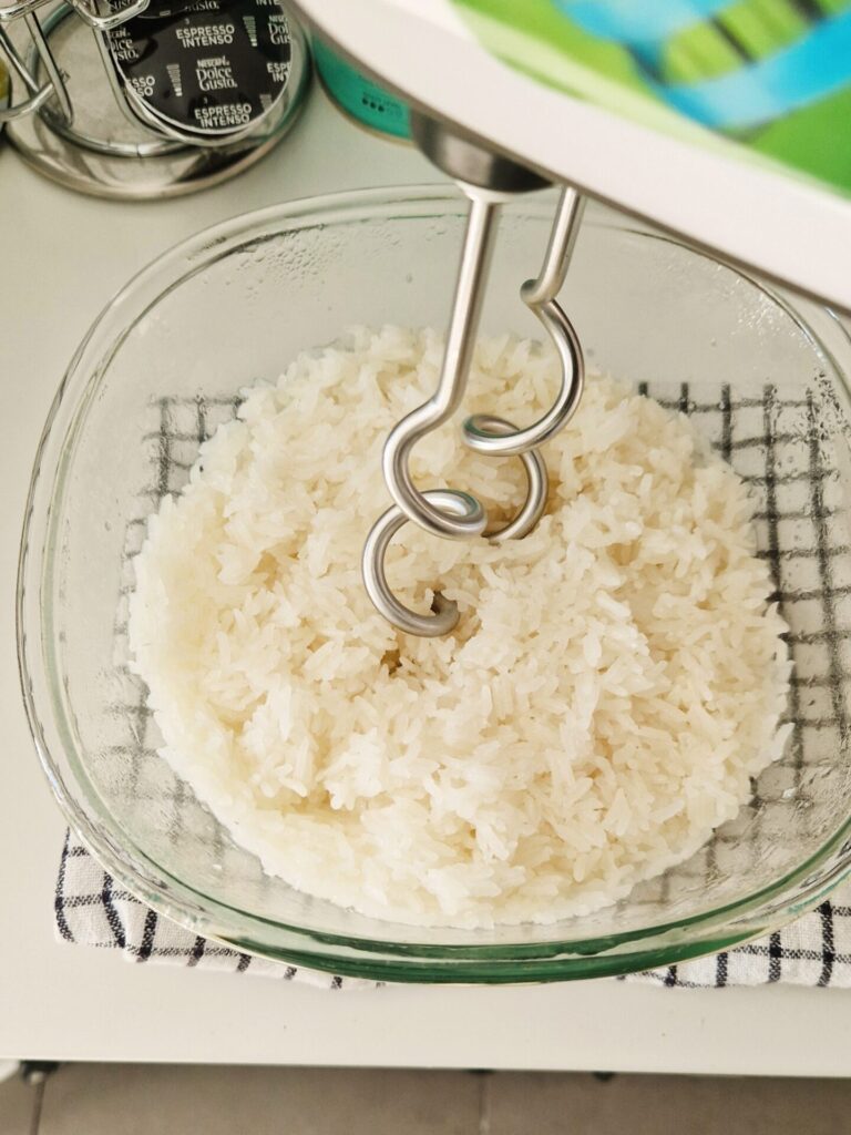 もち米をハンドミキサーで混ぜるところ